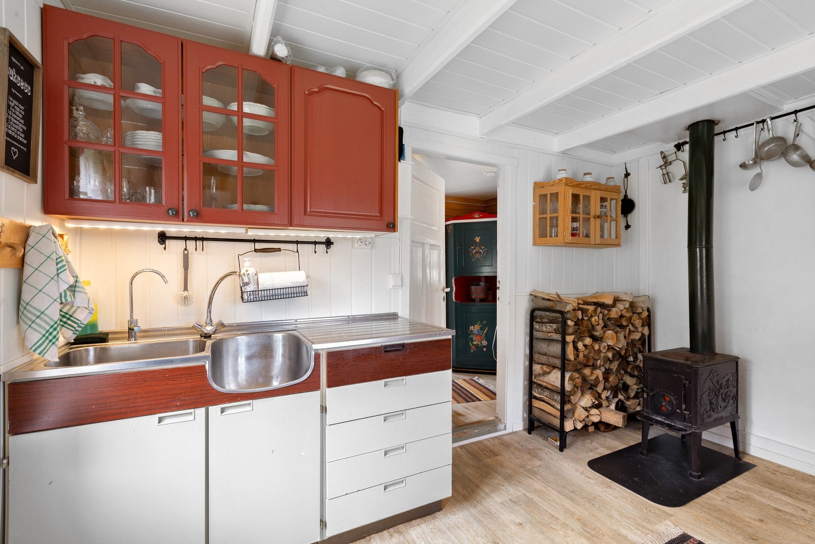 Vedfyring på kjøkken - Innredning med mekanisk avtrekksvifte over stekesonen. Galleribilde