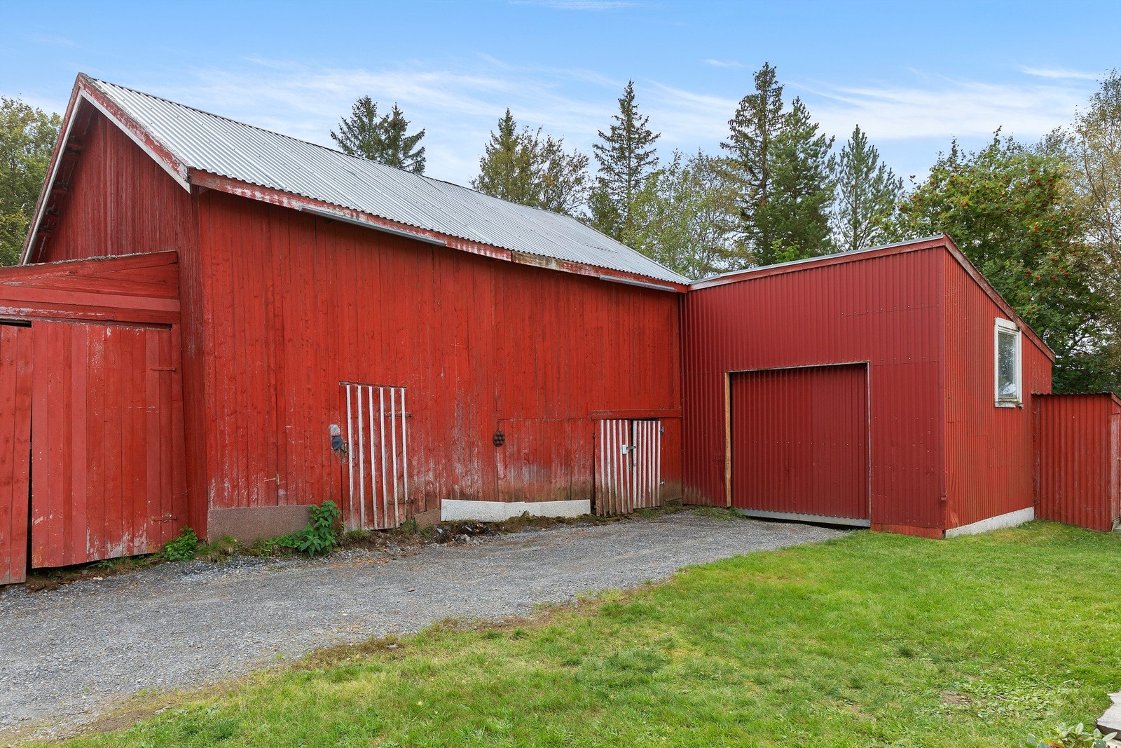Stort uthus med god lagringsplass - Dagens eier har montert lys i låven. Galleribilde