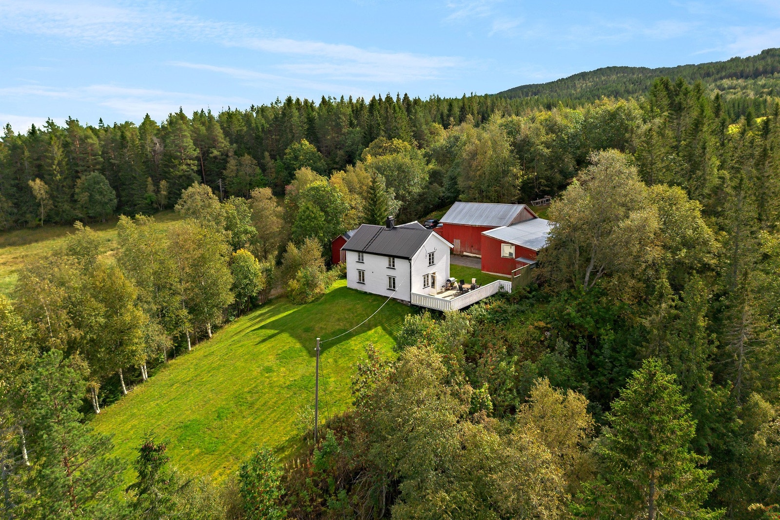 Bolighus fra 1928, stort uthus og stabbur med fantastisk utsikt mot Selbusjøen. Galleribilde