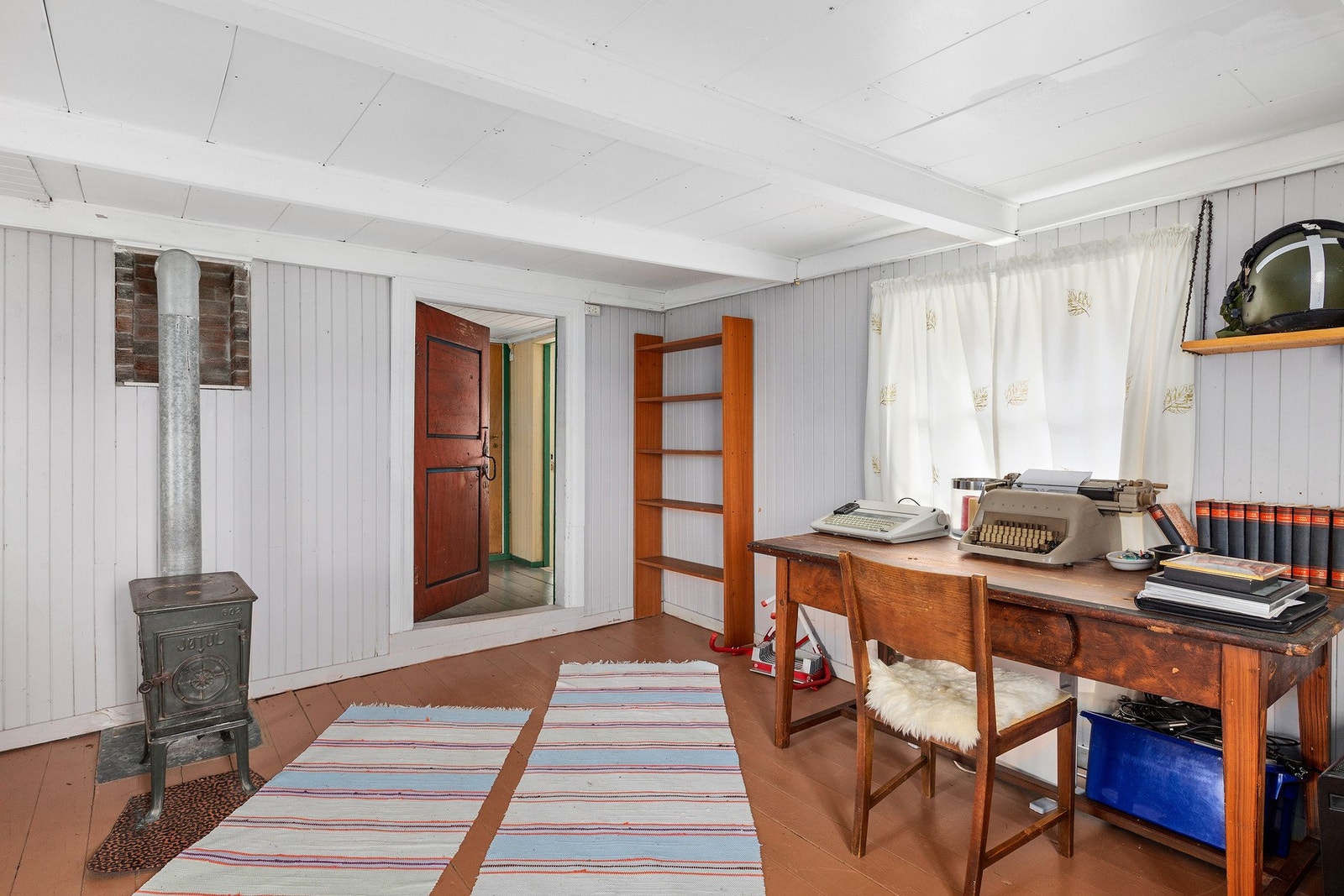 Det største soverommet er på 21,5 kvm og er innredet med vedovn. Galleribilde