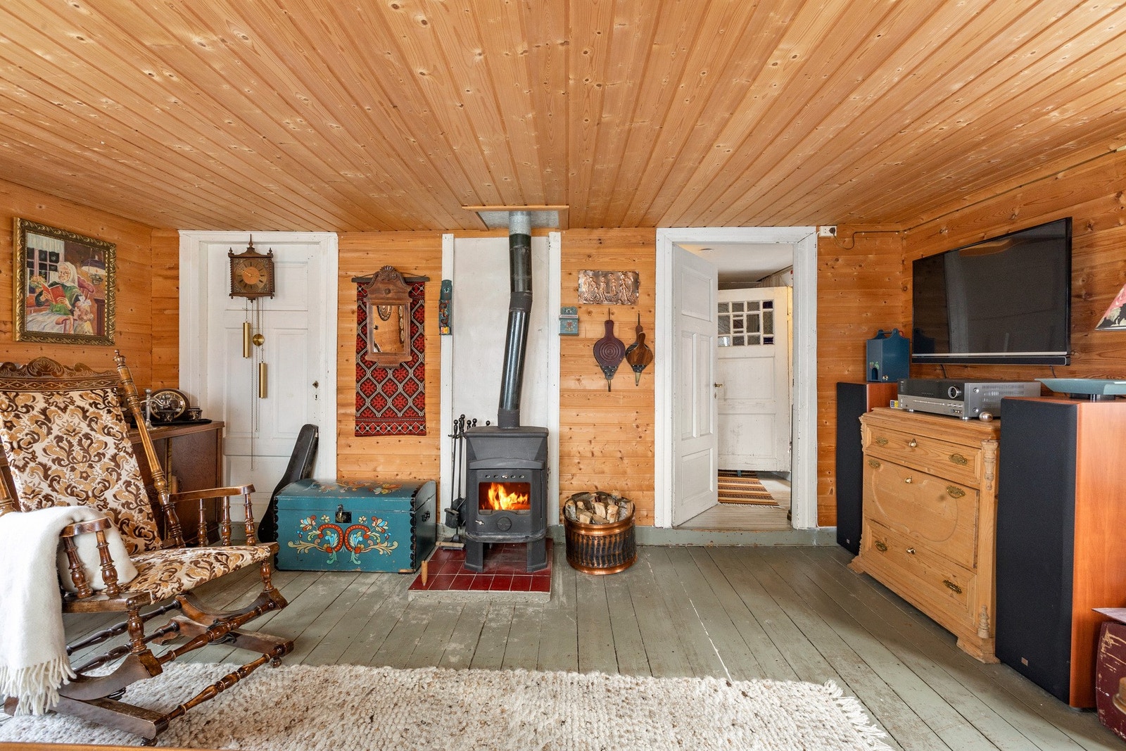 Stue med vedfyring - Det er også vedovn på kjøkken og på soverom i 2. etasje. Galleribilde