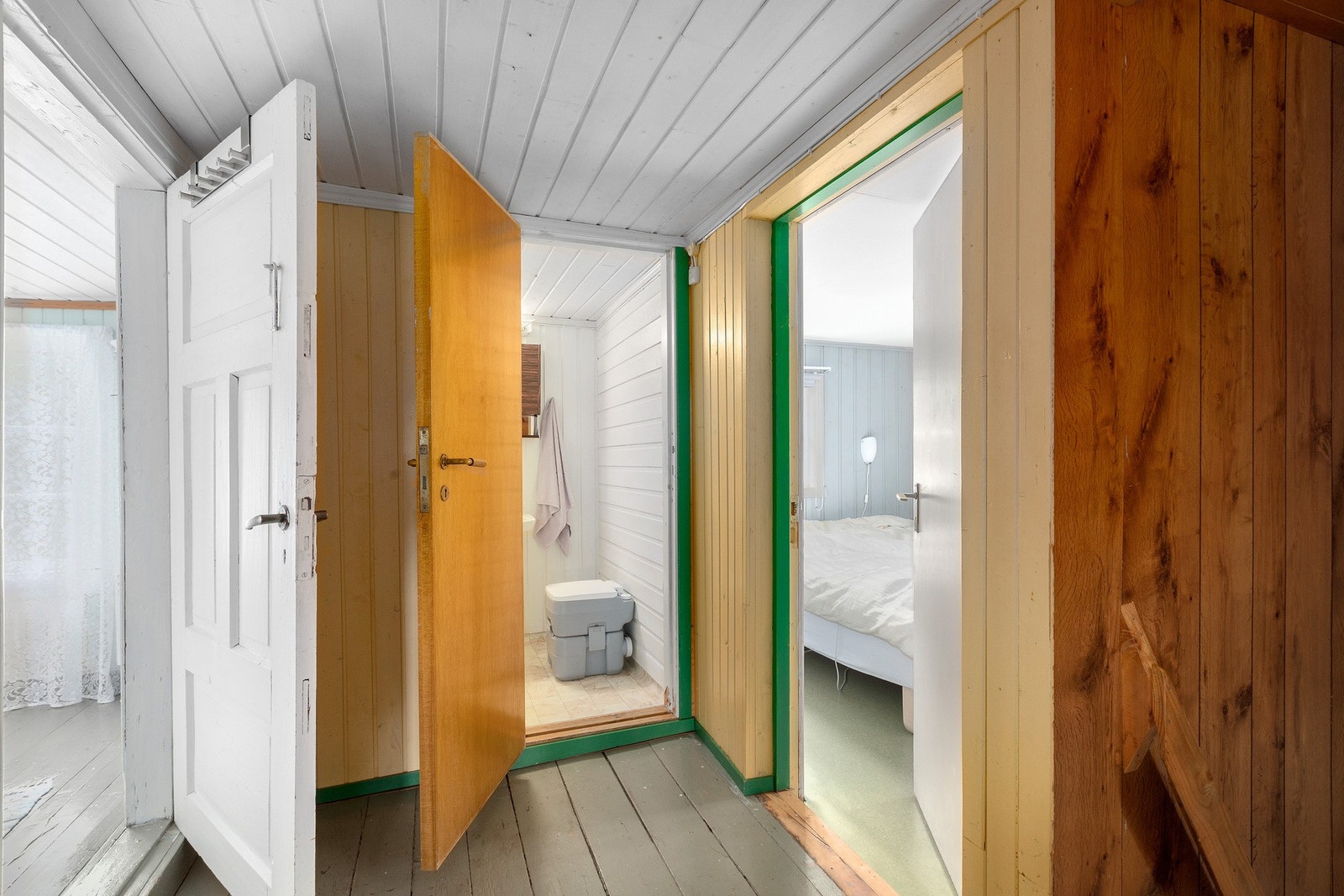 Mellomgang i 2. etasje til soverom og `bad`/dusjrom - Det er montert trykk-vann-system. Galleribilde