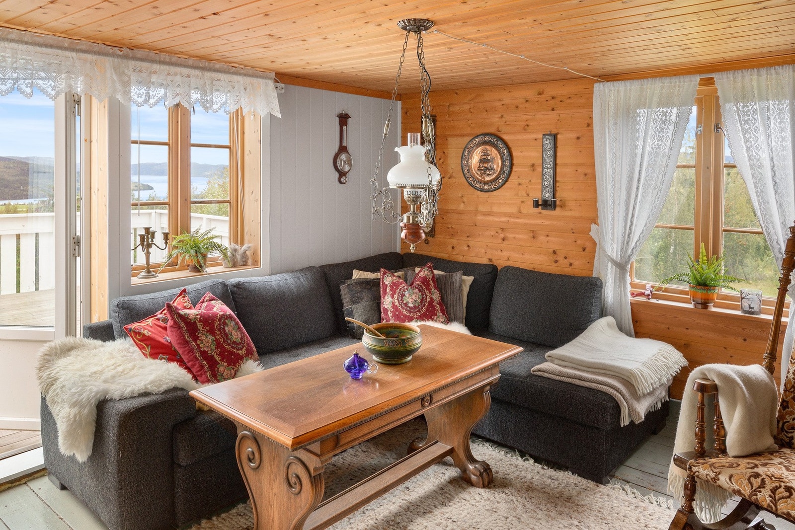 Adskilt kjøkken og stue med utgang til terrasse i boligens 1. etasje. Galleribilde