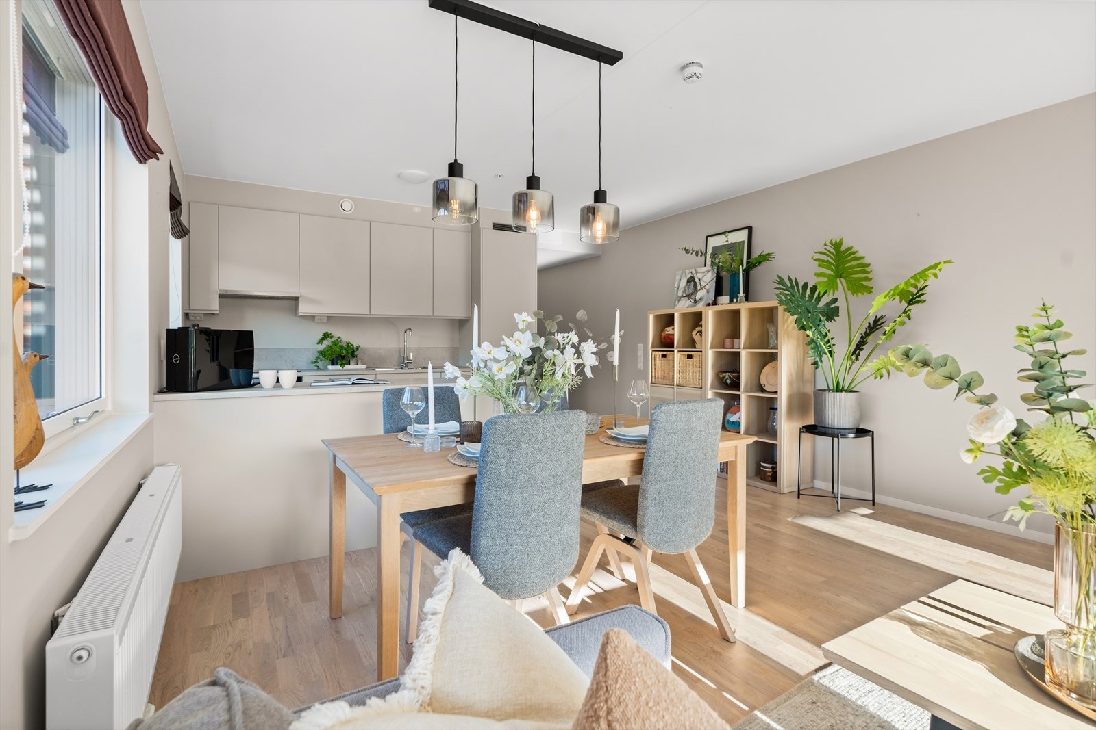 Gulvene har hvitpigmentert 3-stavs parkett, mens veggene er malt i en tidsriktig beigetone. Galleribilde