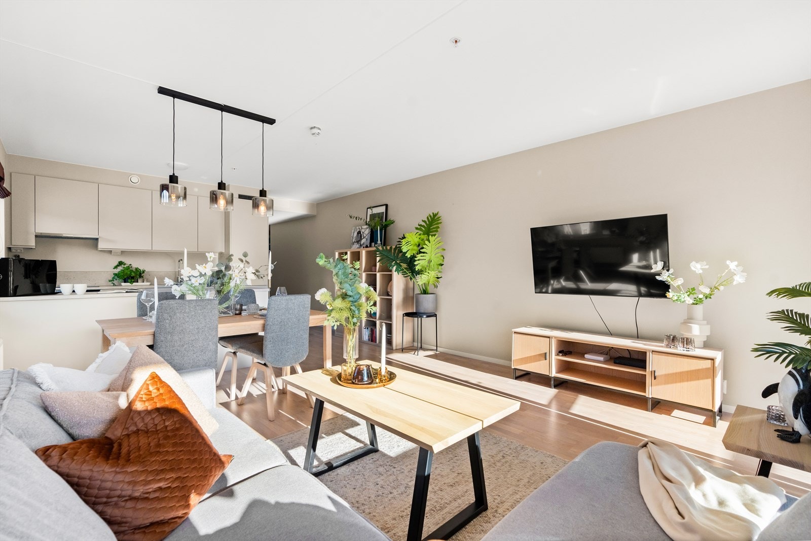 Leiligheten har et stort oppholdsrom med naturlig soneinndeling for sofagruppe og spisestue. Galleribilde