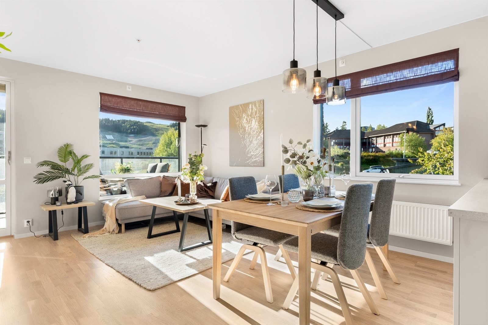 Det er god plass til en romslig spisestue med plass til de du er glad i rundt bordet. Galleribilde