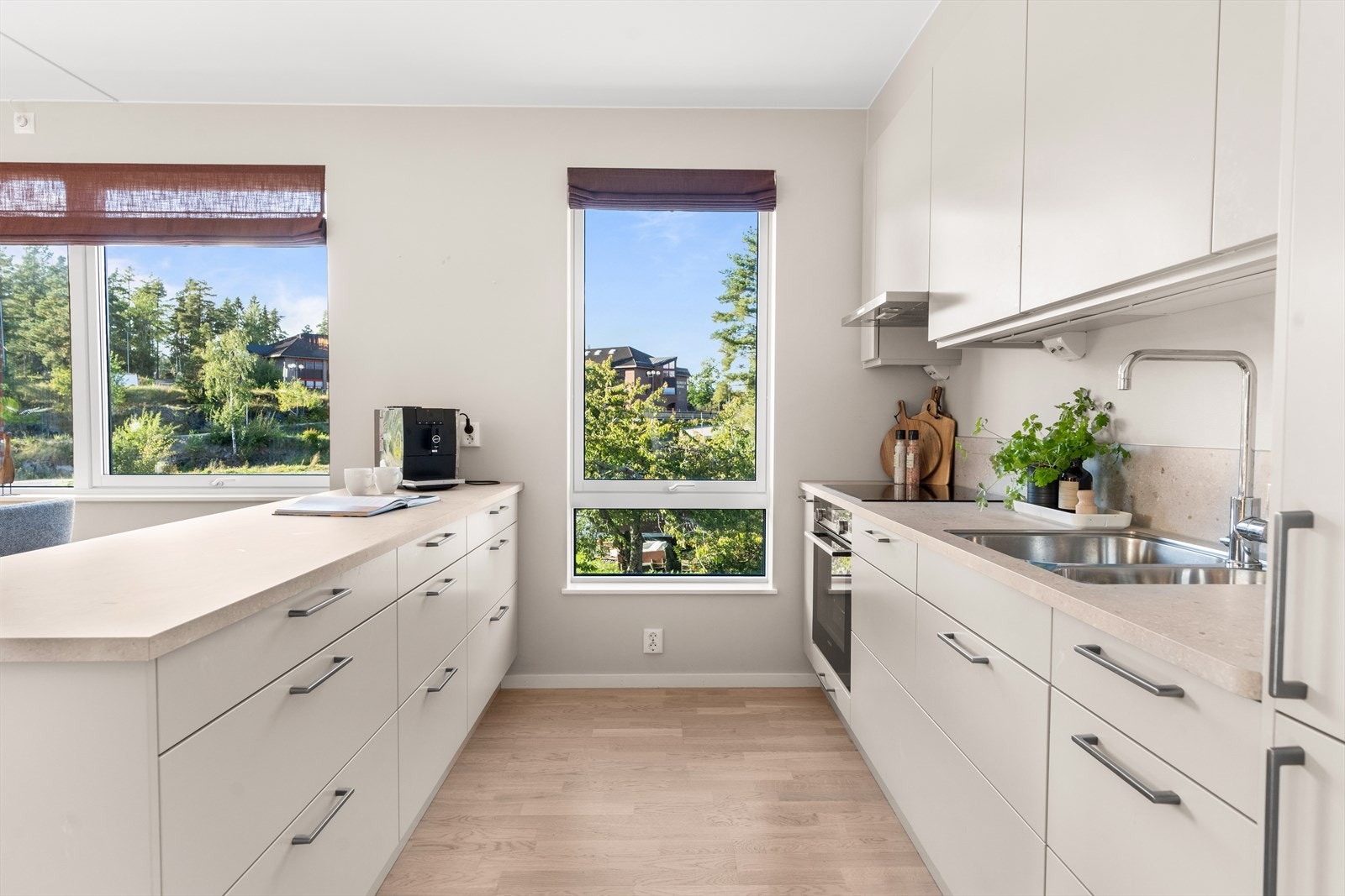 Det er en praktisk kjøkkenøy som gir ekstra oppbevarings- og benkeplass. Galleribilde