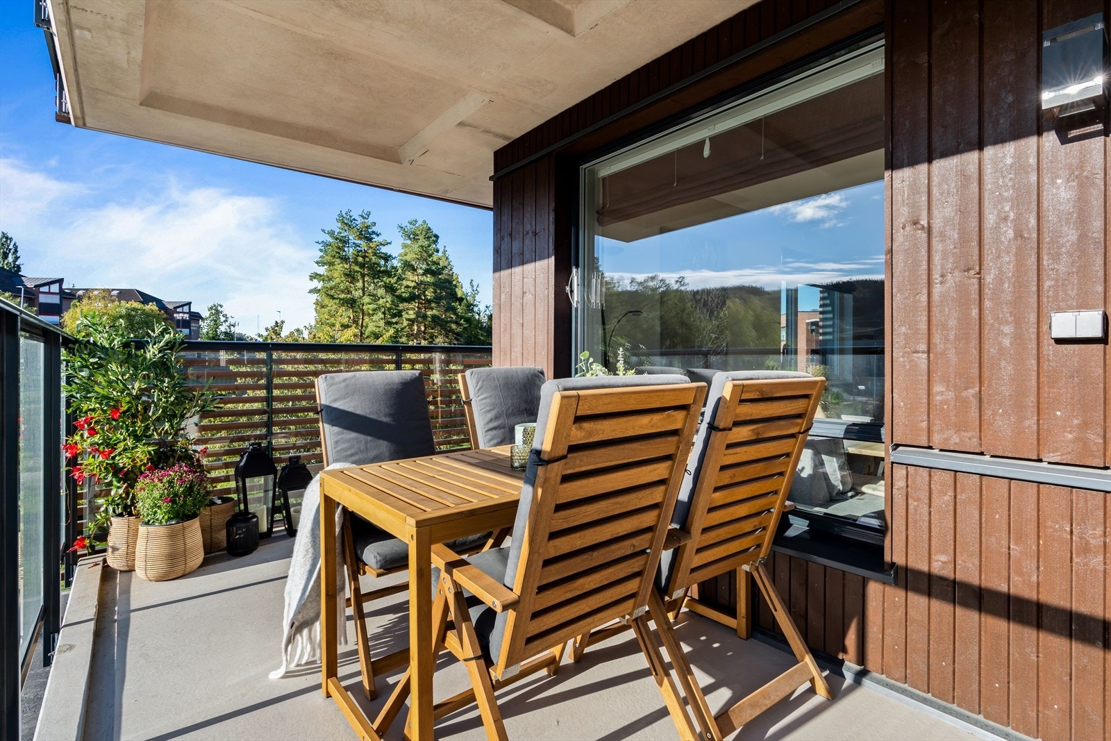 Balkongen er på hele 15 kvm og har god plass til flere sittegrupper. Galleribilde