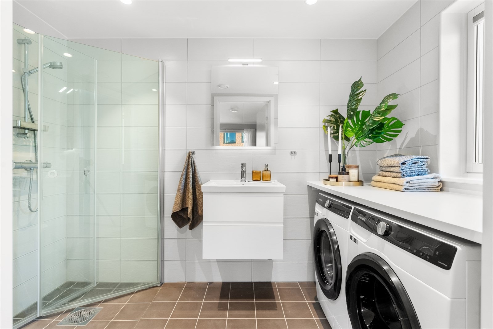 Delikat, flislagt baderom med gulvvarme. På badet er det opplegg til vaskemaskin og tørketrommel under benk. Galleribilde