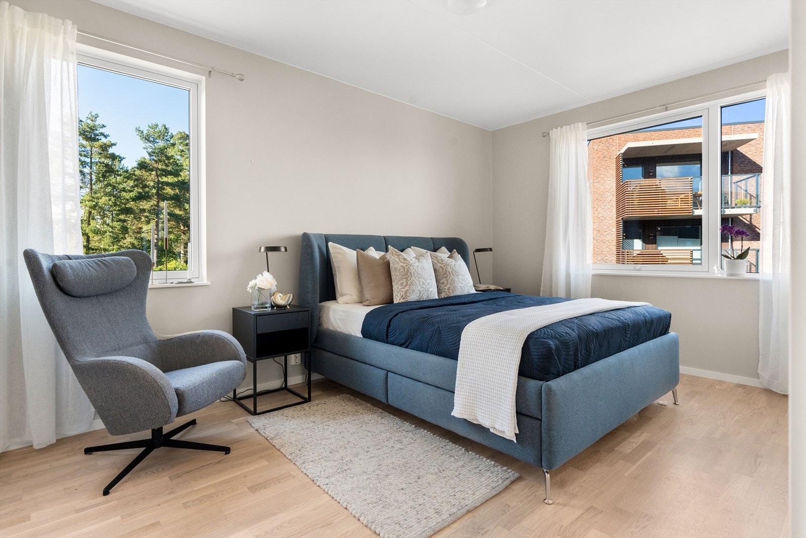 Hovedsoverommet er stort og har god plass til dobbeltseng, nattbord og garderobeløsning. Det er en romslig skyvedørsgarderobe langs veggen. Galleribilde