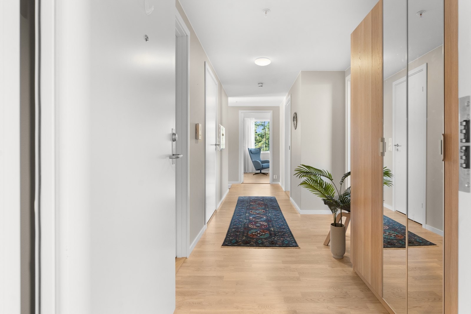 Svært innbydende entré som gir et godt førsteinntrykk av leiligheten. Her er det god plass til garderobeskap, i tillegg til inngang til innvendig bod. Galleribilde