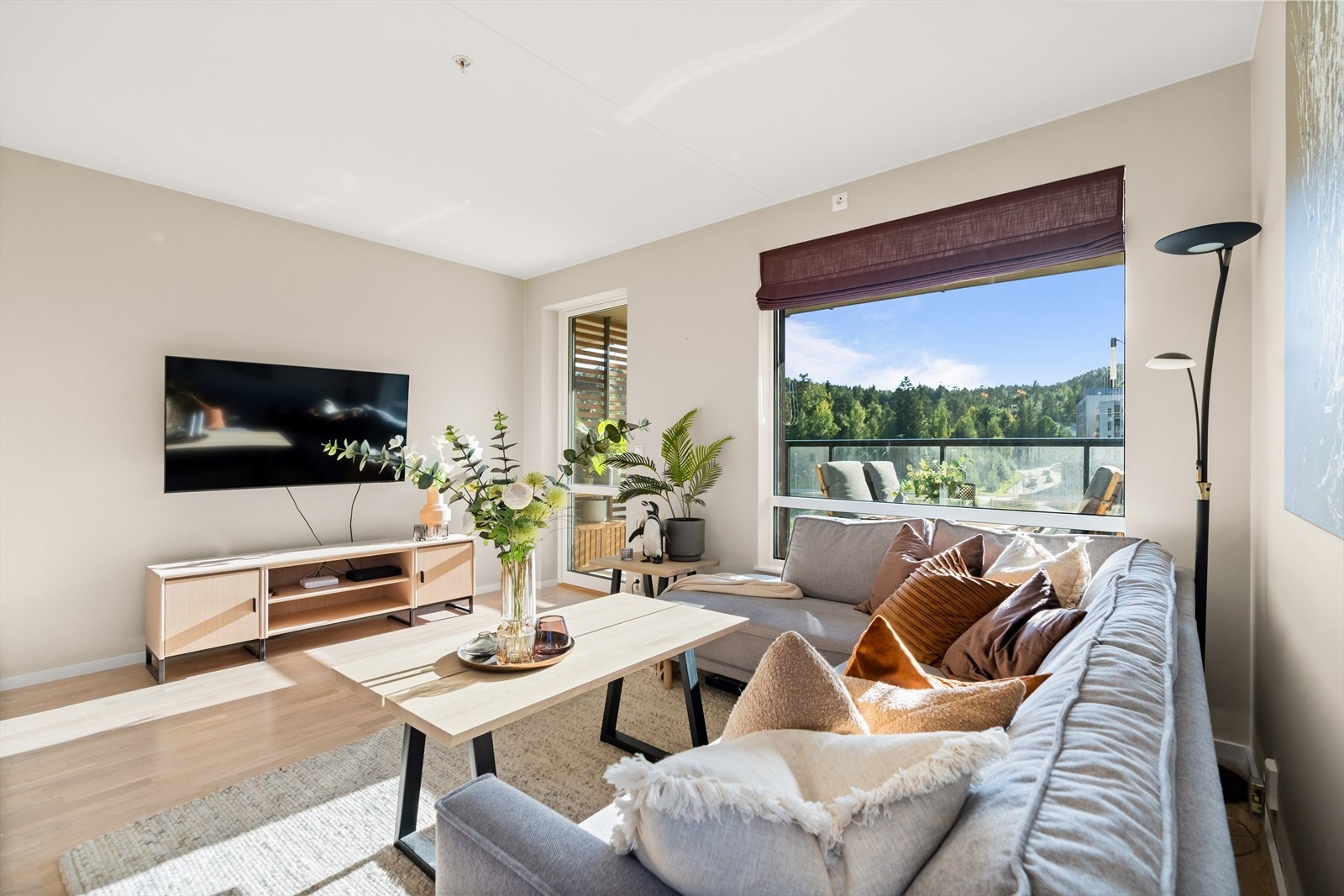 De store vindusflatene bringer godt med naturlig lys inn i leiligheten. Galleribilde