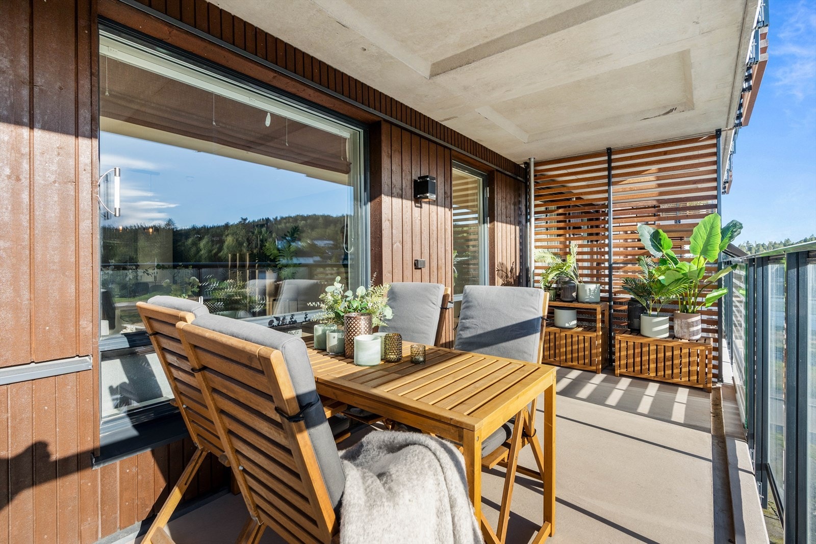 På balkongen er det gode solforhold, samt hyggelig utsikt mot Marikollen alpinanlegg. Galleribilde