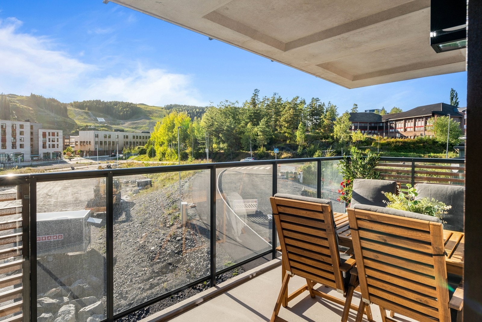 Leiligheten ligger i det populære prosjektet Utfarten, sentralt i Rælingen. Her har man gangavstand til Marikollen Torg med servicetilbud, Fjerdingby skole, Marikollen skole og Rælingen videregående skole. Galleribilde