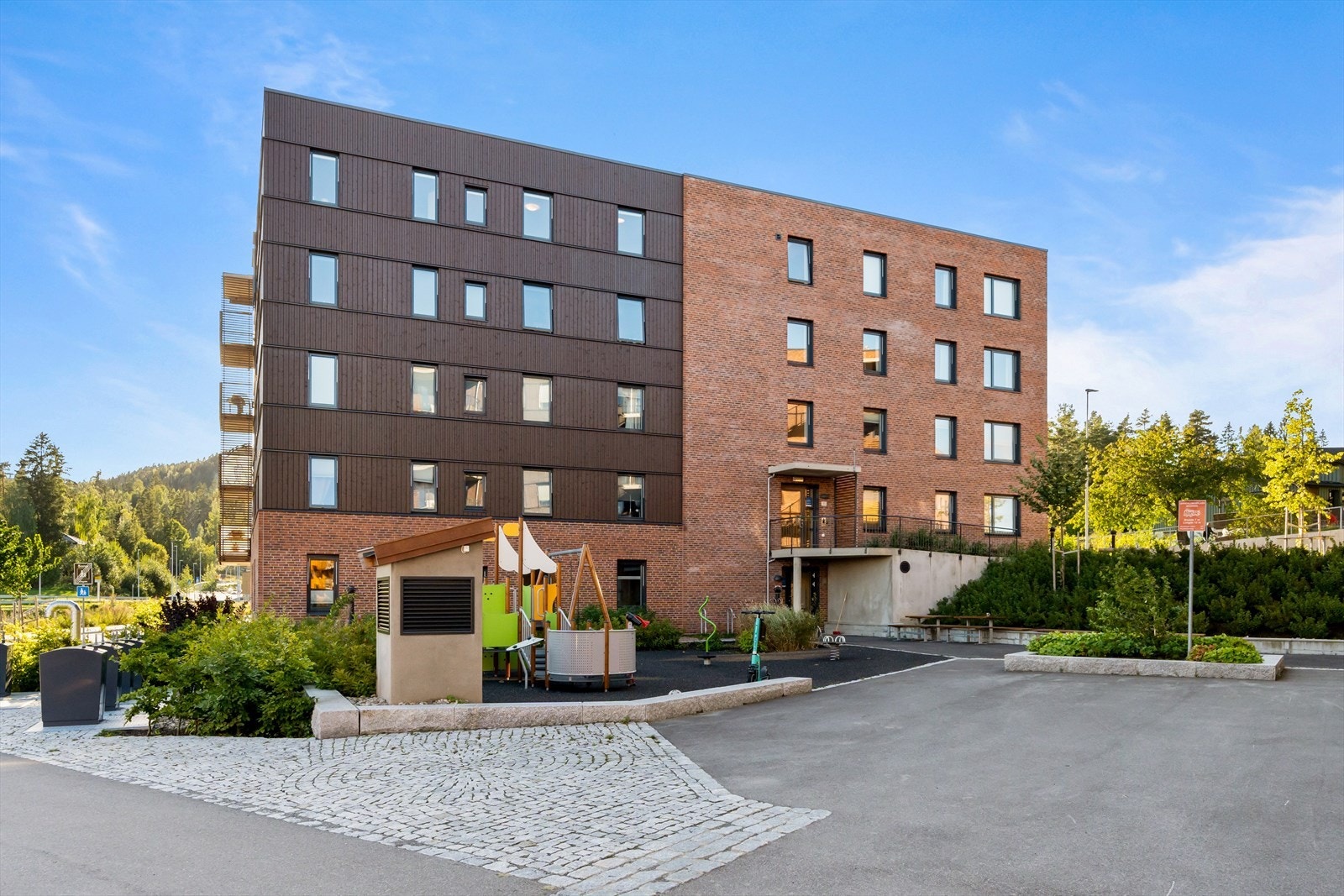 Fasade med lekeapparater rett utenfor døren! Galleribilde