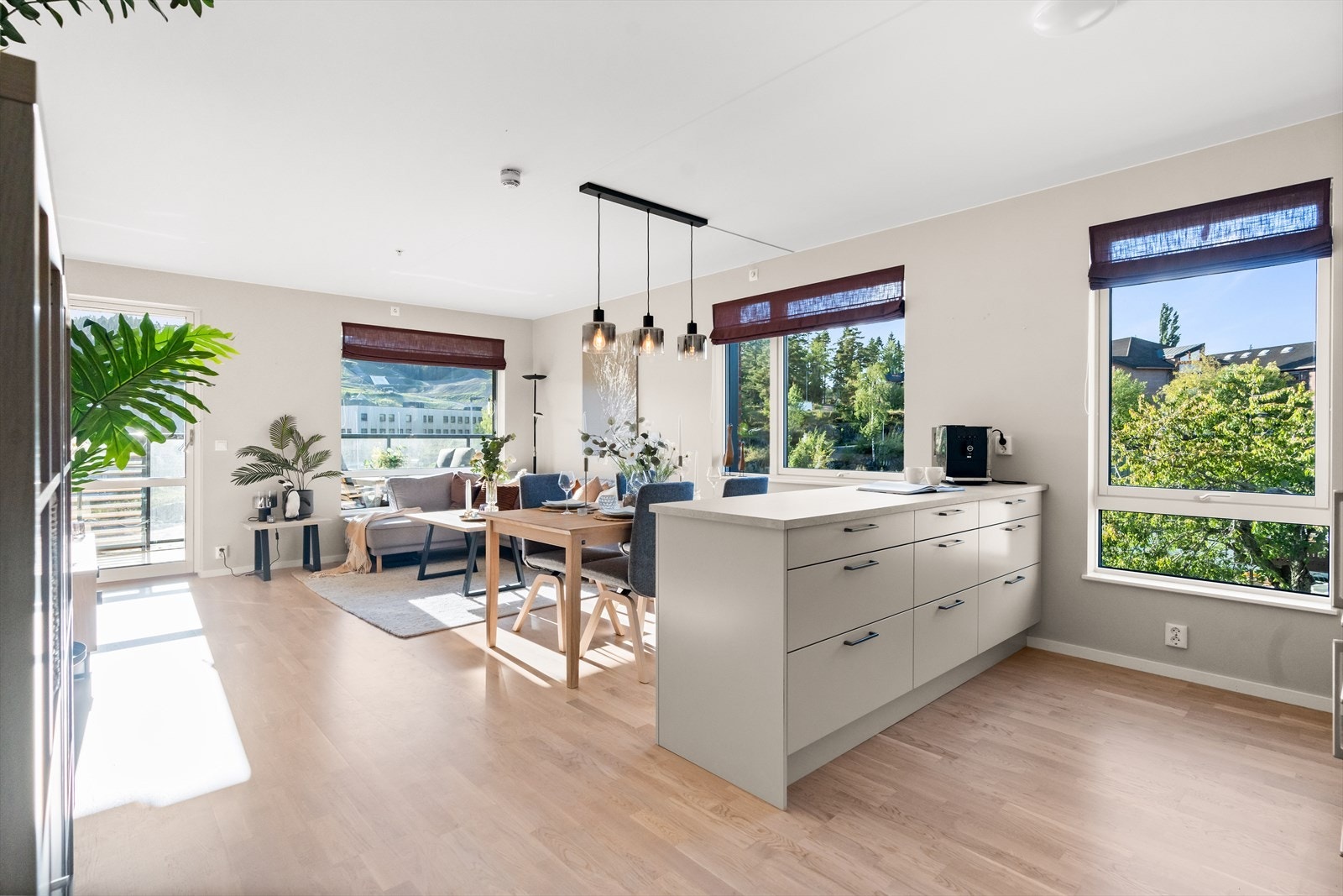 Det er en åpen kjøkkenløsning mot stuen, men samtidig tydelig avgrensede soner. Galleribilde