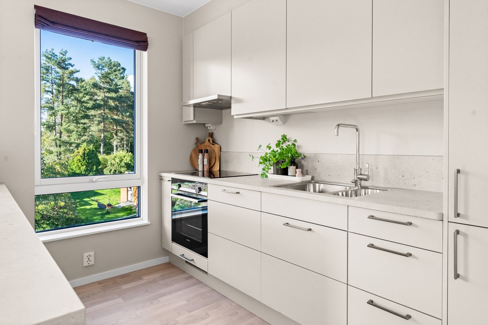 Det er godt med naturlig lys for kokken fra de store vindusflatene. Galleribilde