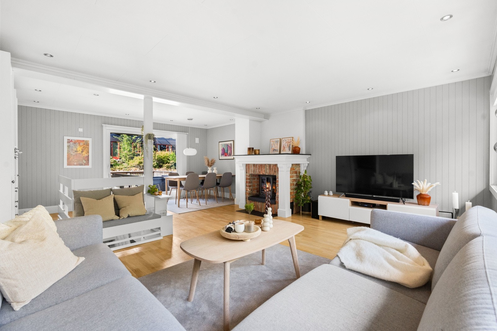 Stor stue med peis og utgang til terrassen Galleribilde