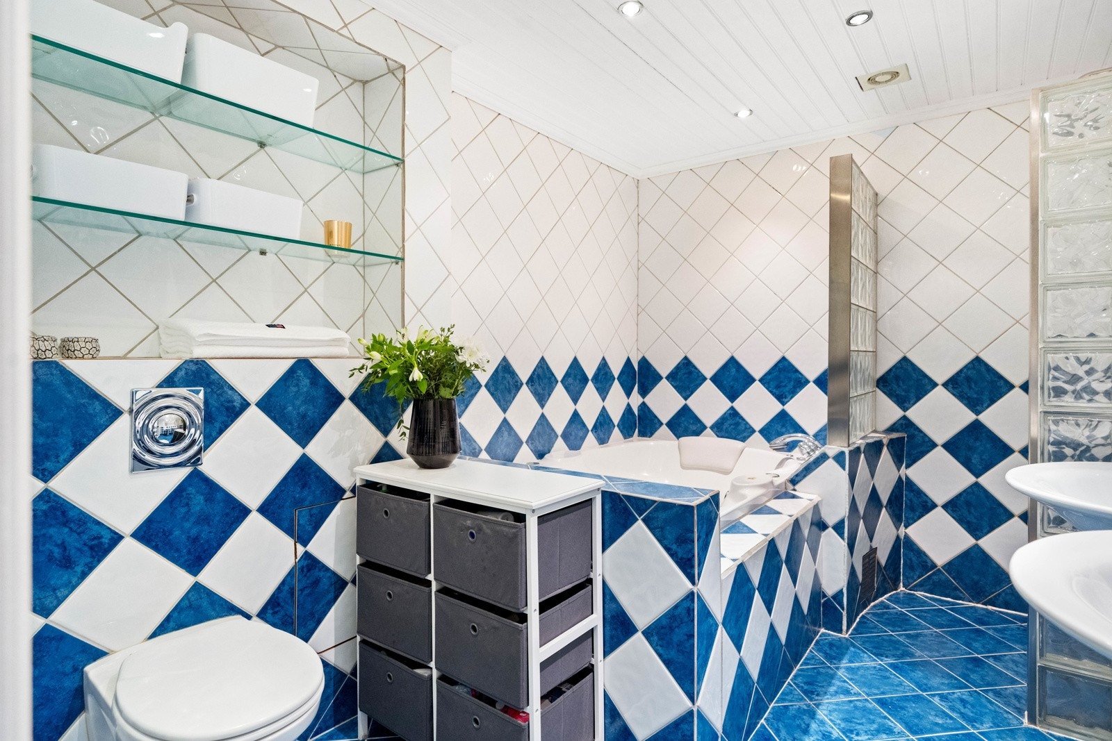Stort bad med boblekar Galleribilde
