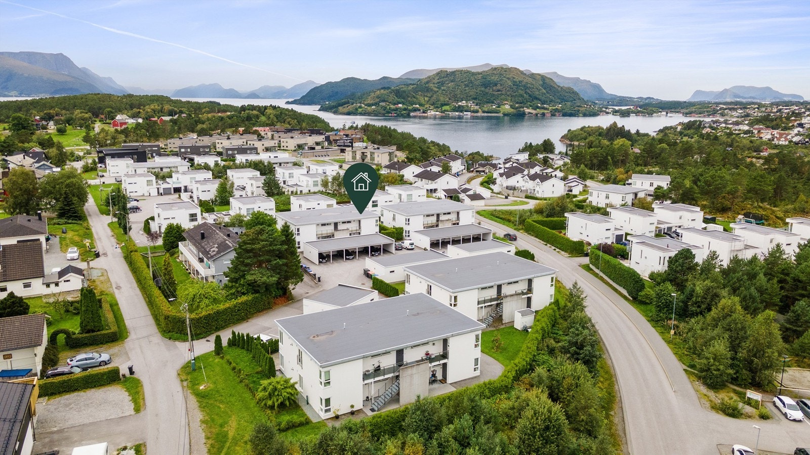 Dronebilde av nærområdet tatt fra øst mot vest Galleribilde
