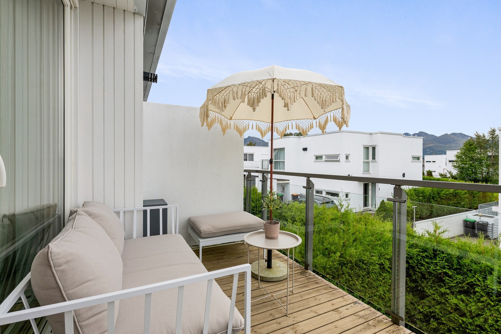 Vestvendt veranda med levegg mot nabo Galleribilde