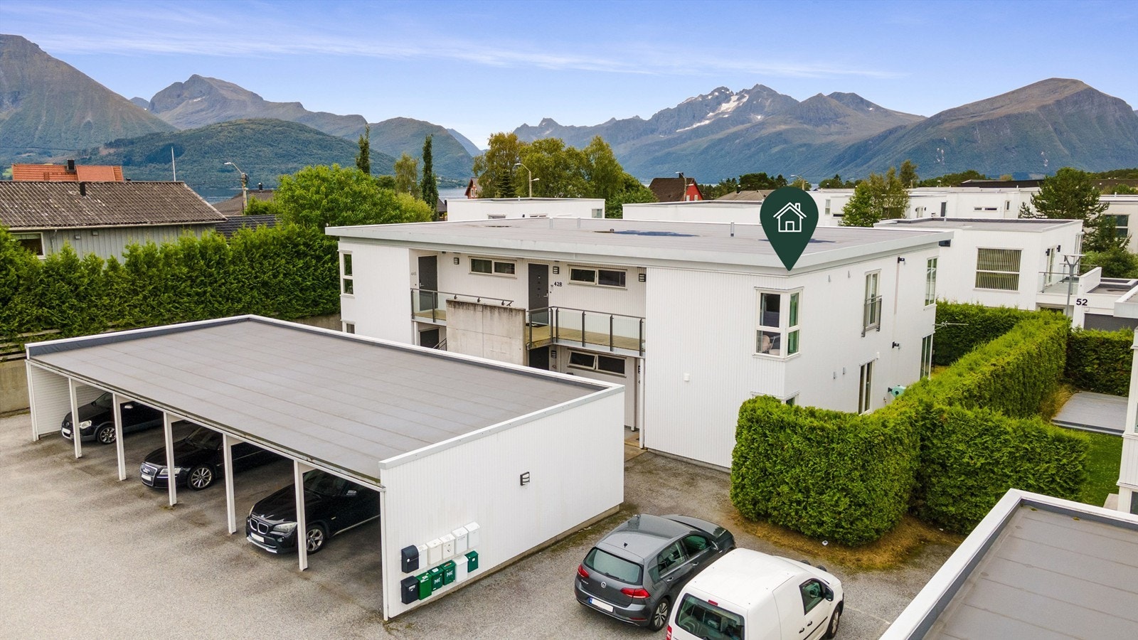 Dronebilde av sameiet og carportanlegg Galleribilde
