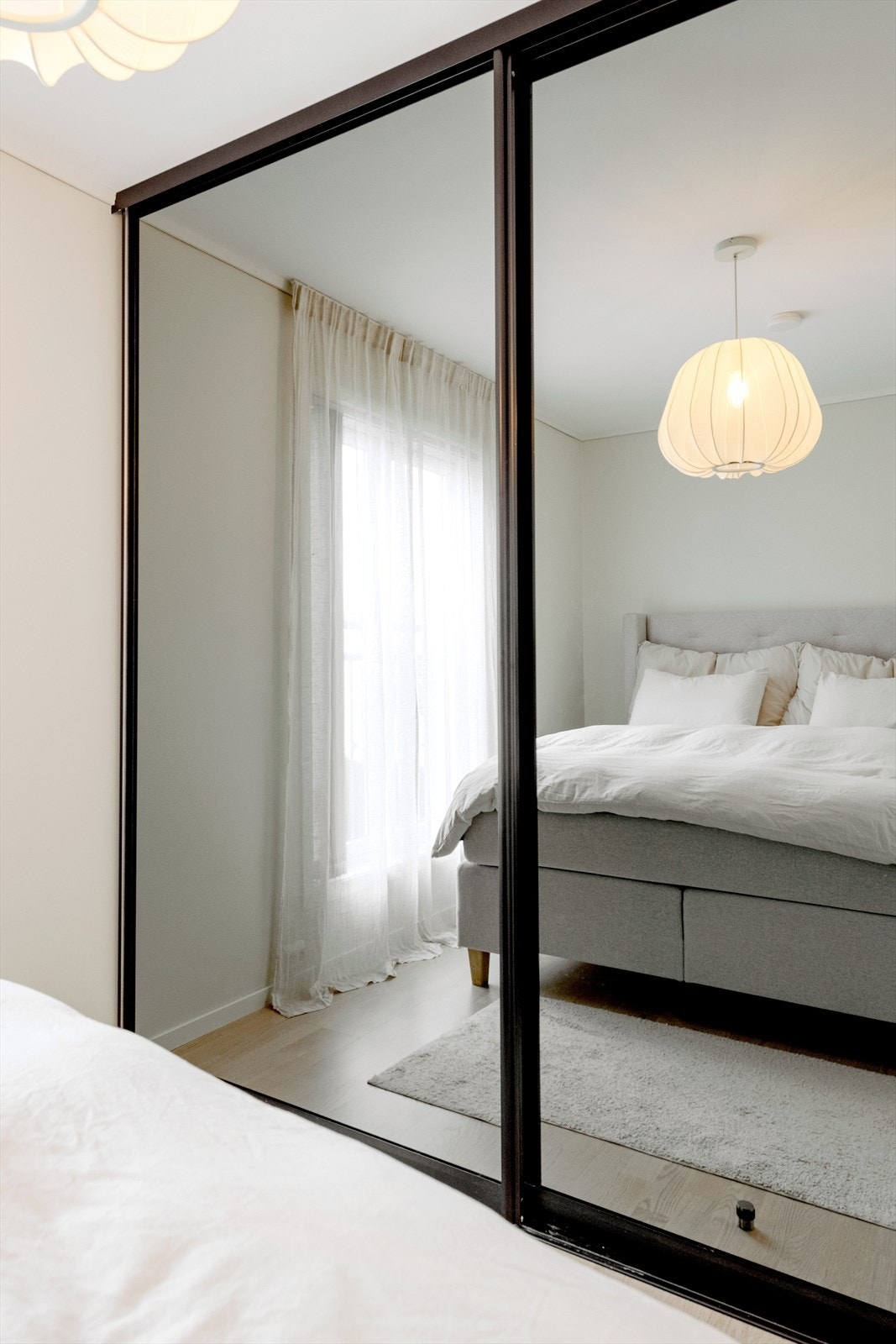 Skyvedørsgarderobe med speilfronter på hovedsoverom Galleribilde
