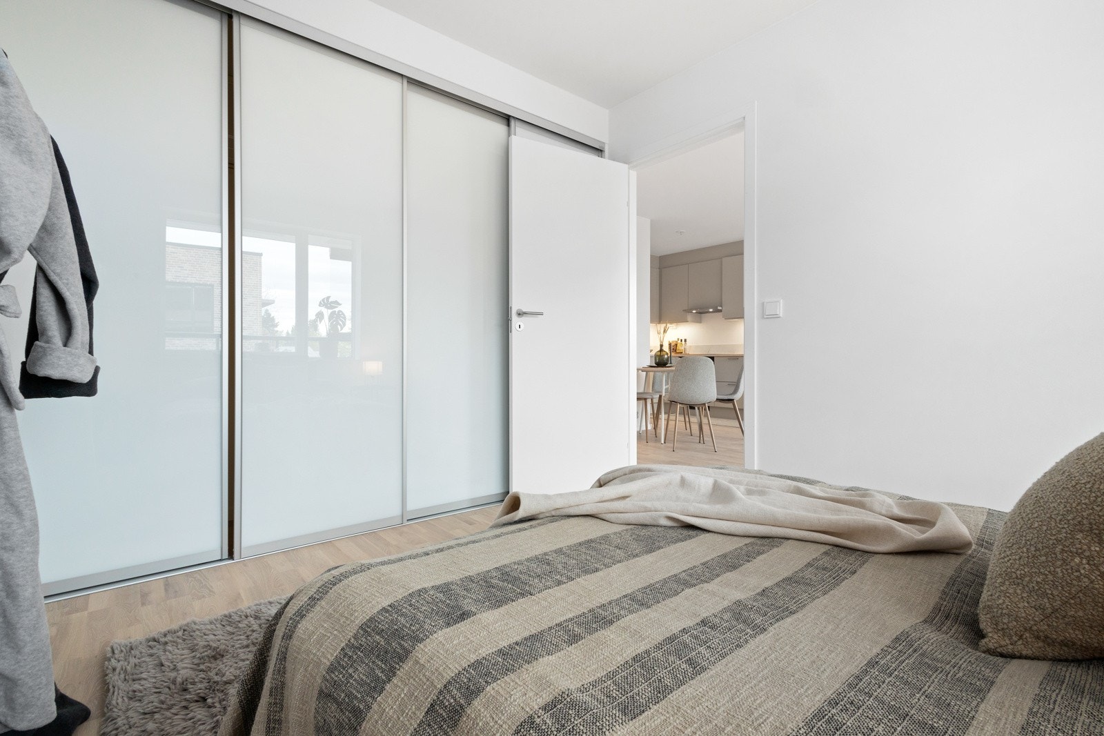 Soverommet har god plass til dobbeltseng og god oppbevaringsplass i garderobe. Galleribilde