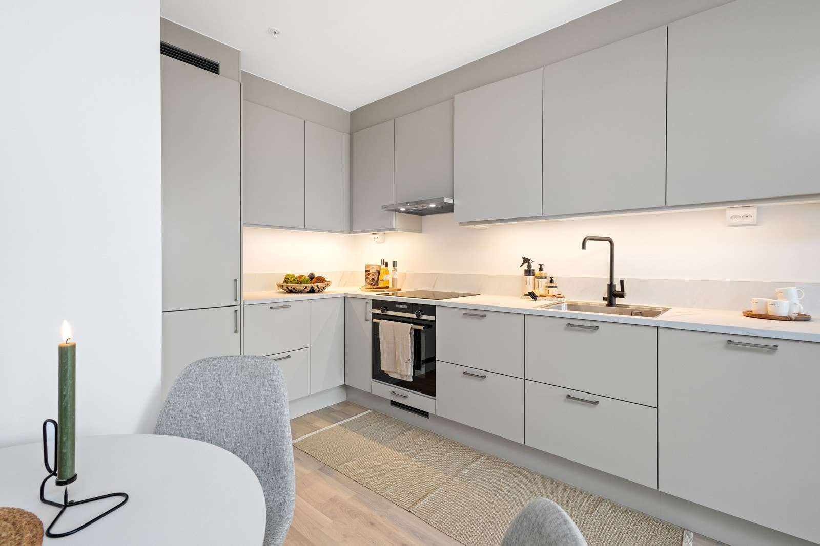 Lyst og delikat kjøkken med god oppbevaringsplass og integrerte hvitevarer. Galleribilde