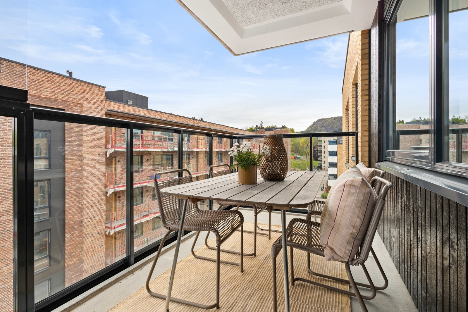 Fra stuen er det utgang til overbygget balkong med god plass til sittegruppe. Galleribilde