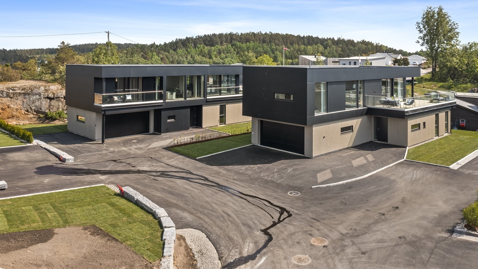 Pent opparbeidet tomt med plenareal og asfaltert gårdsplass. Galleribilde