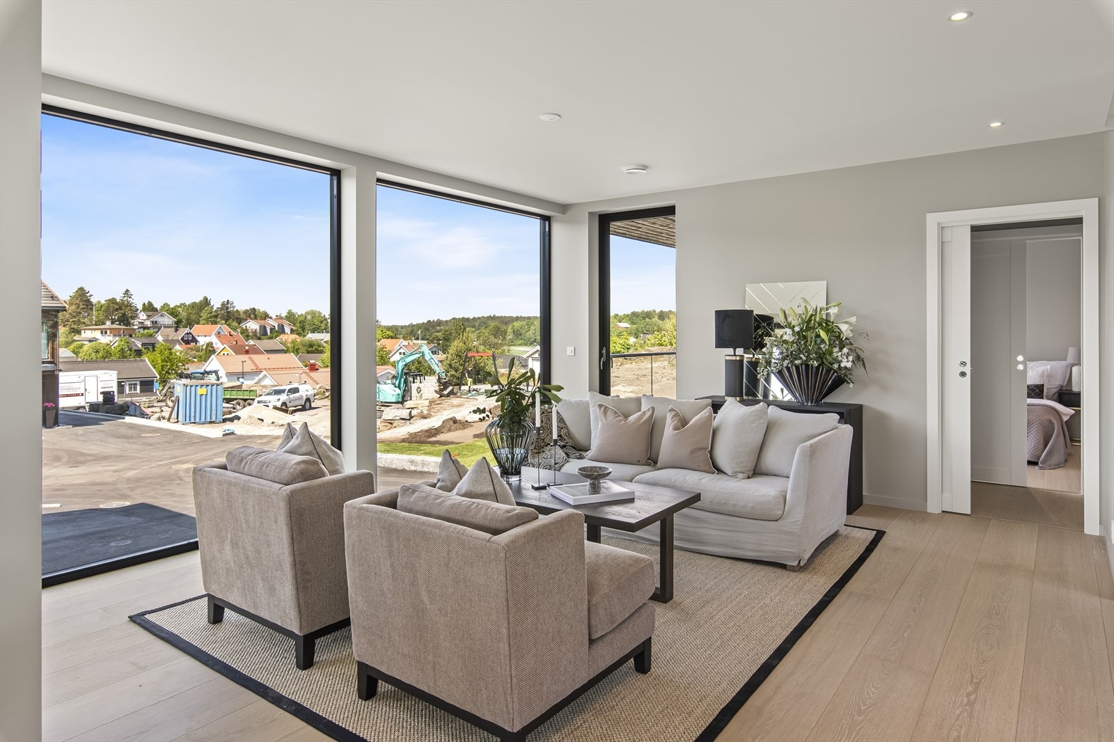 Dagligstuen eller lounge-område er et stilrent og hyggelig "voksenområde" hvor en kan nyte en god bok eller hyggelig lag med både familie og venner. Galleribilde