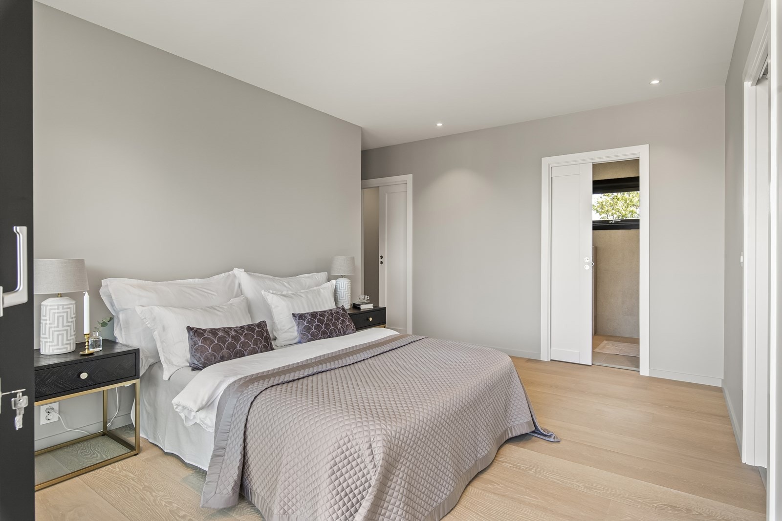 Her får man alt man har behov for både med hovedsoverom, eget bad, walk in closet og en praktisk ekstra bod med god lagringsplass. Galleribilde