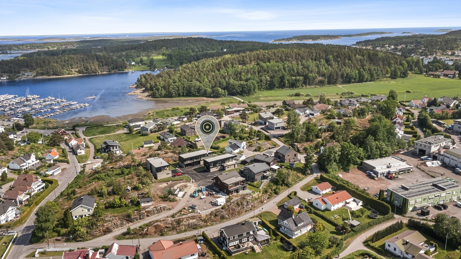 Eiendommen har en en flott beliggenhet i et veletablert og pent villaområde på Knarberg med utsyn mot sjøen og en kort spasertur til båthavn og bademuligheter. Galleribilde