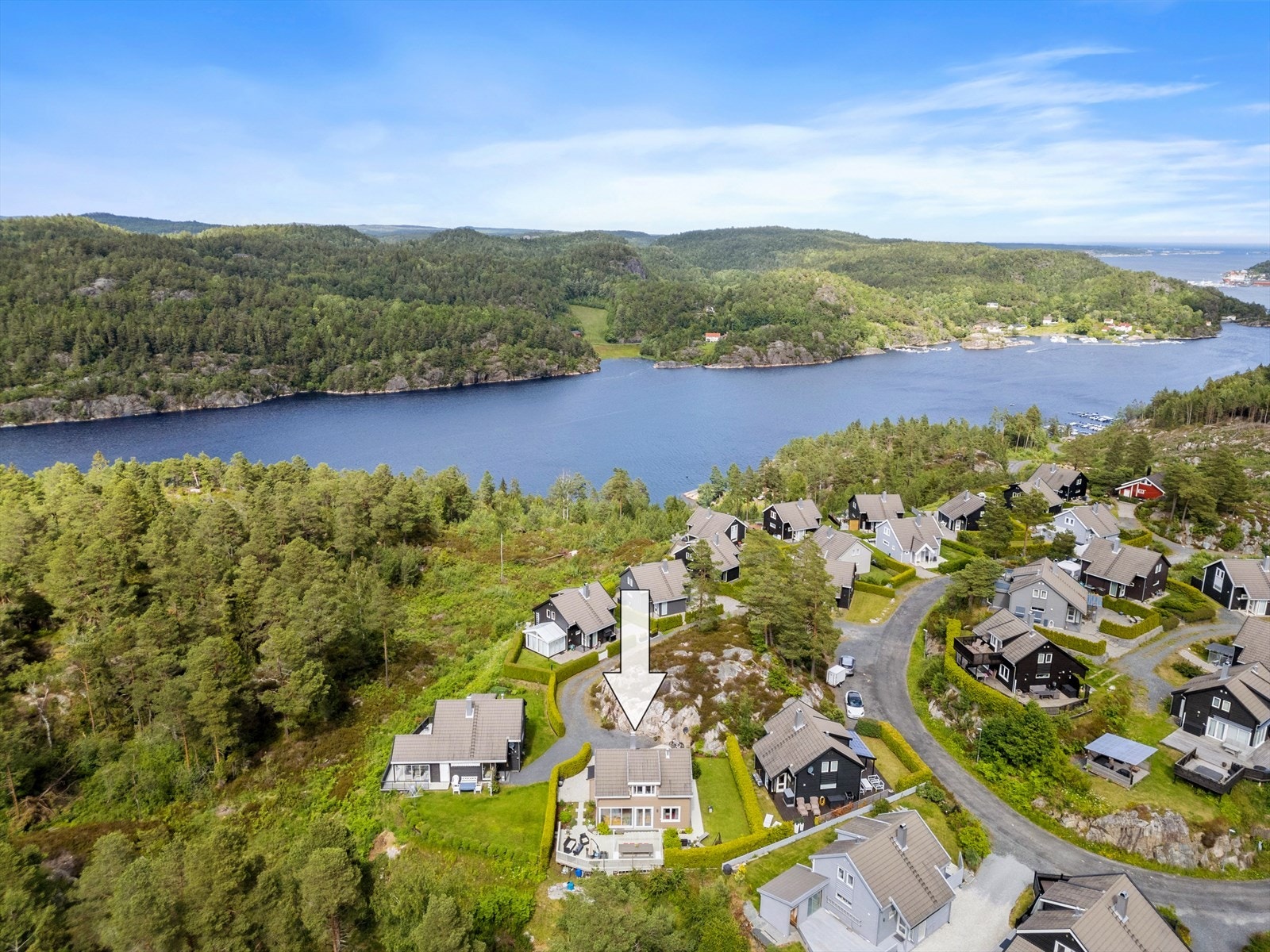 K
un noen minutter til Risør sentrum med bil eller båt! Det er også gang og sykkelsti til sentrum. Galleribilde