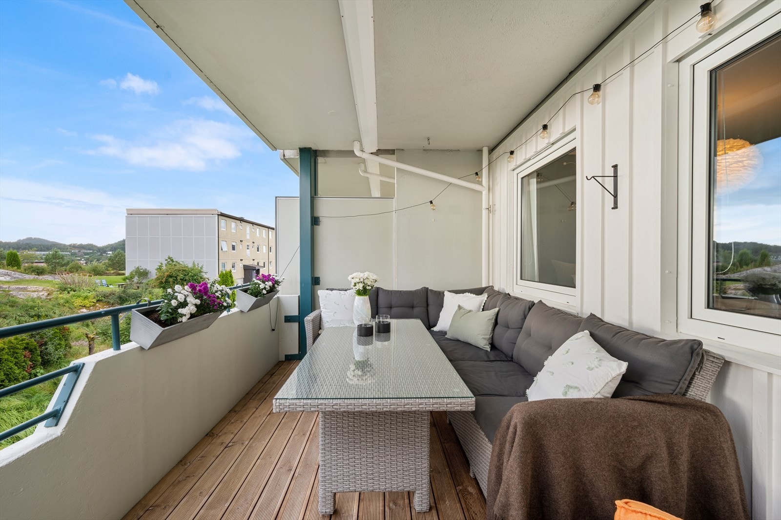 Fra stuen har man adkomst til en romslig altan med gode solforhold. Galleribilde