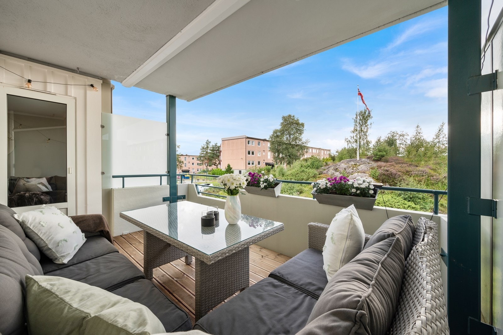 Det er god plass til en stor sittegruppe samt grill. Galleribilde