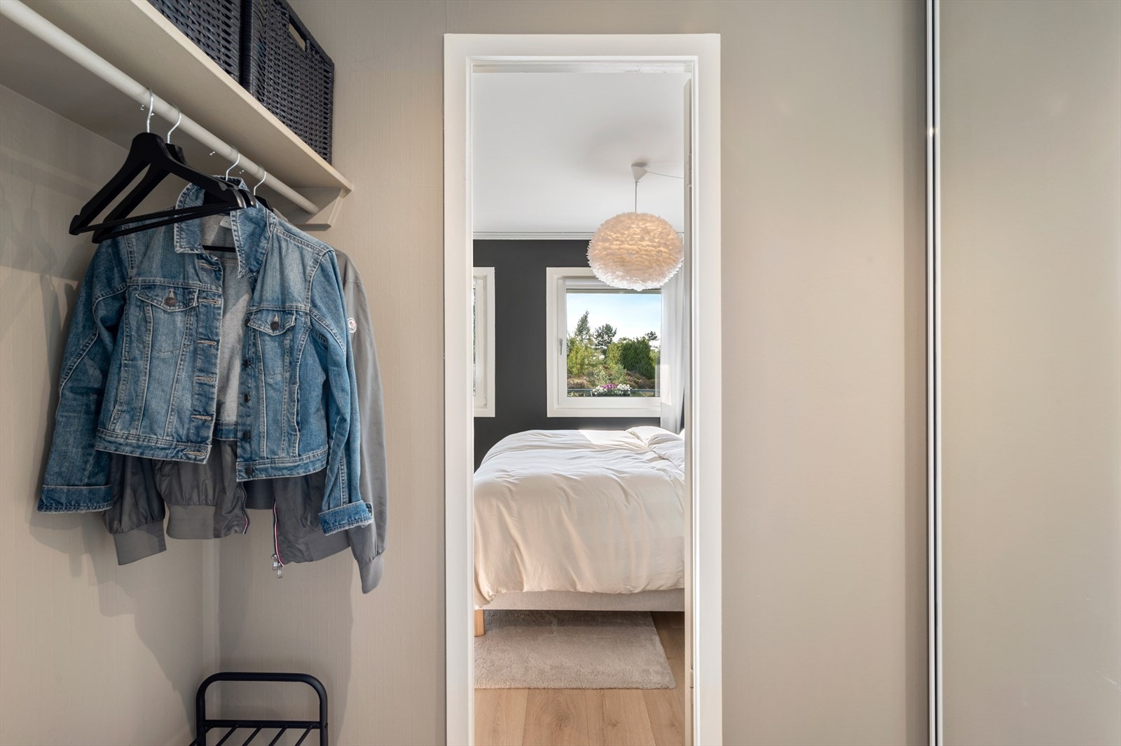 Fra soverommet og gangen har man adkomst til en walk-in-closet som kan kombineres som garderobeskap samt bod. Galleribilde