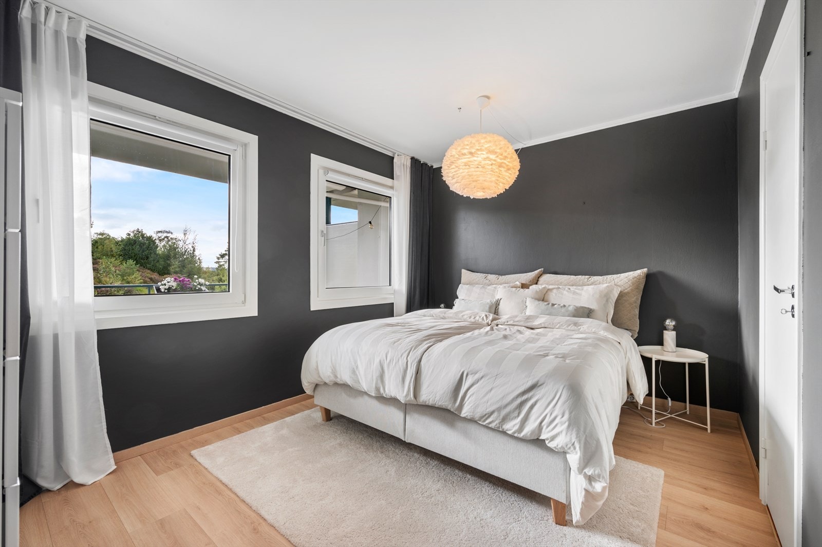 Hovedsoverommet er av god størrelse med god plass til en dobbeltseng samt tilhørende nattbord. Galleribilde