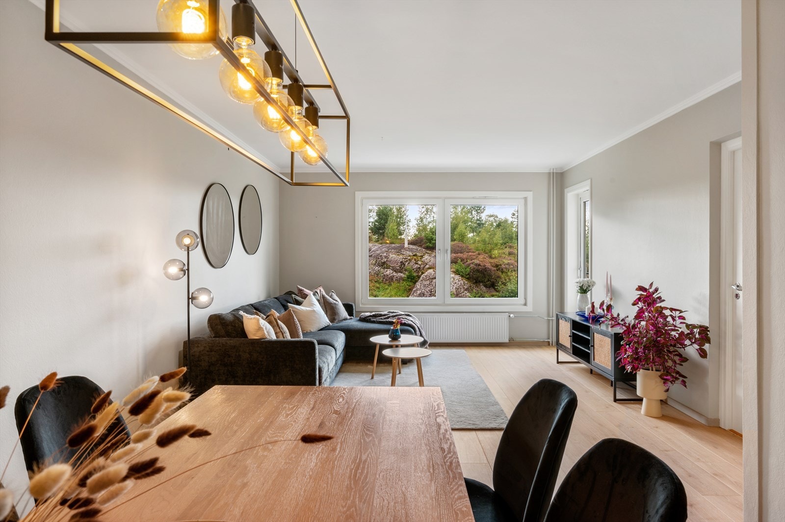 God plass til en stor spisegruppe i stuen. Galleribilde