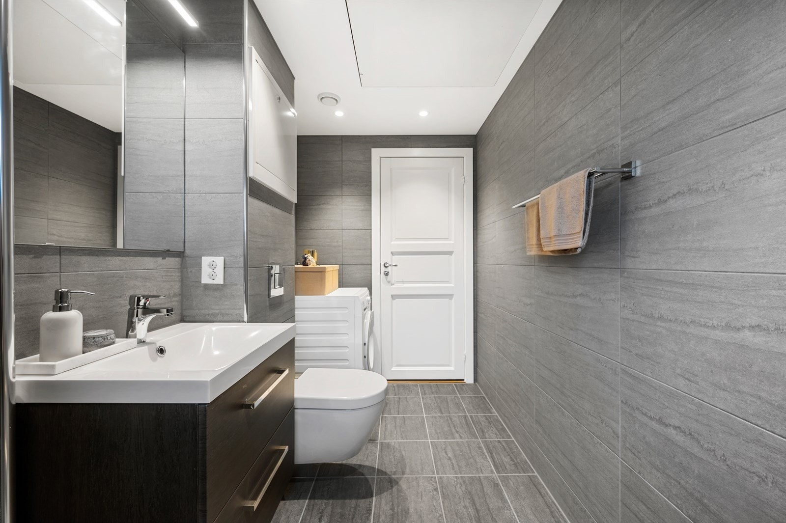 Opplegg for vaskemaskin og tørketrommel. Galleribilde