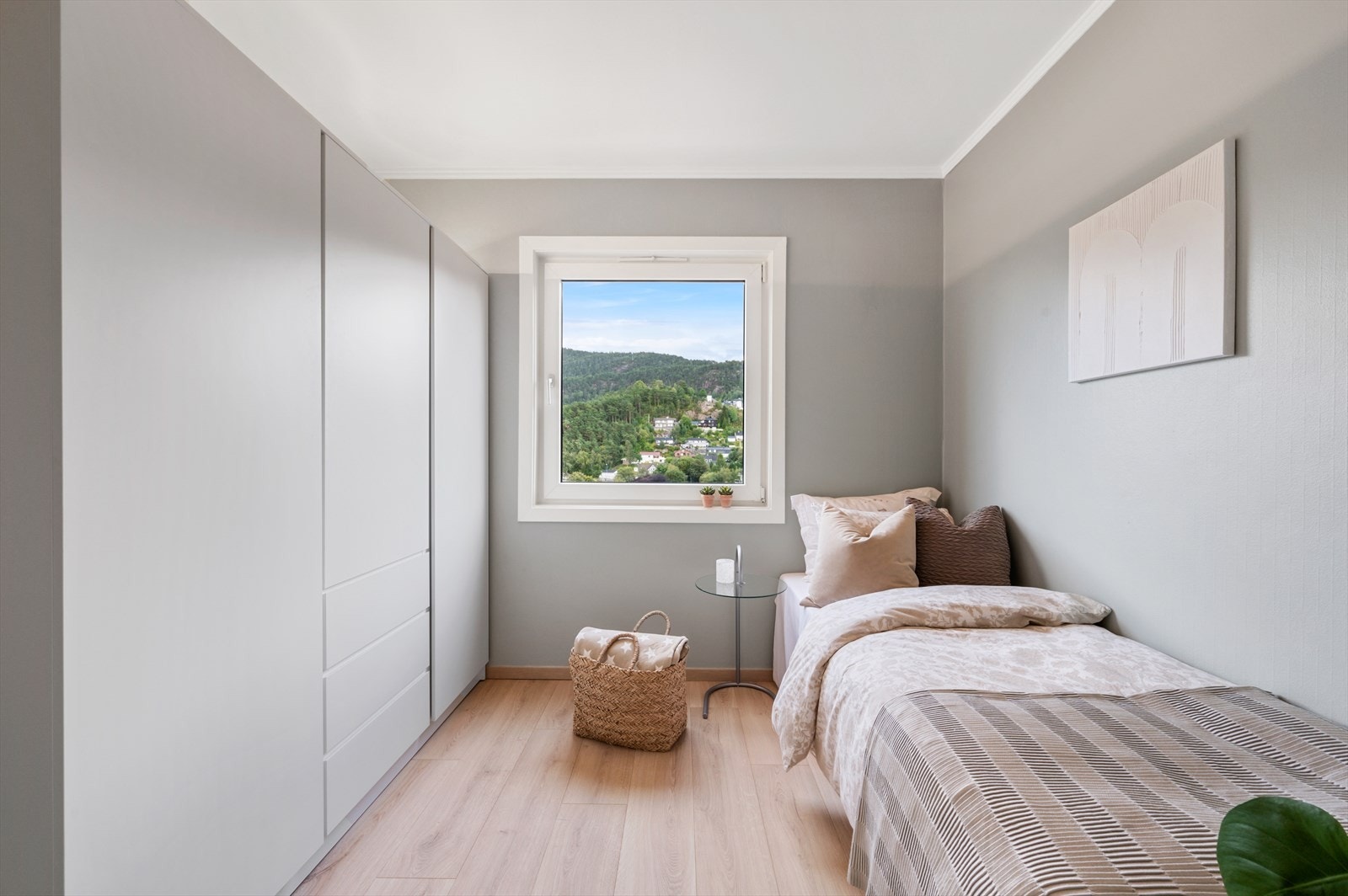 Gjesterommet er også av meget god størrelse med mye skap for godt med oppbevaringsplass. Galleribilde