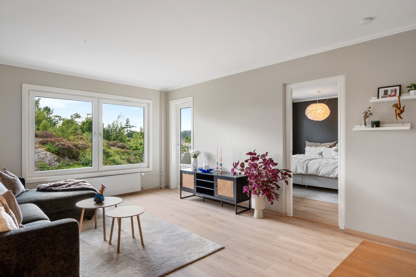 Det er rikelig med naturlig lys i stuen, noe som gir en meget god romfølelse. Galleribilde