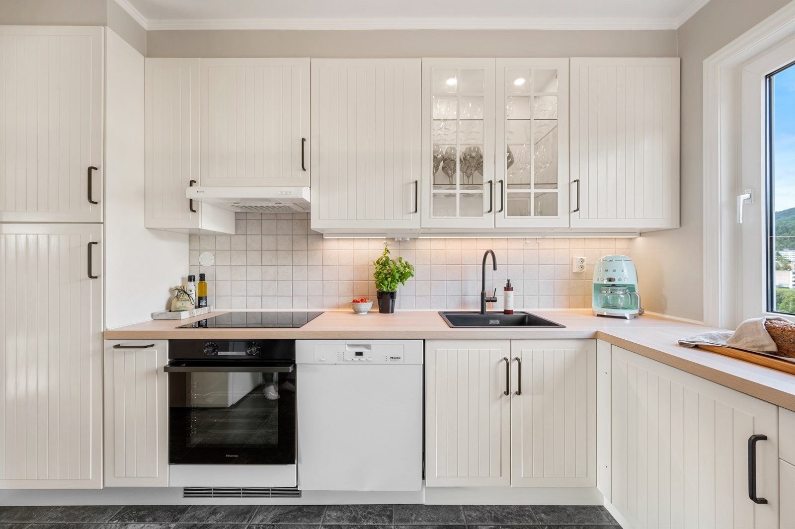 Alle integrerte hvitevarer vil medfølge salget. Galleribilde