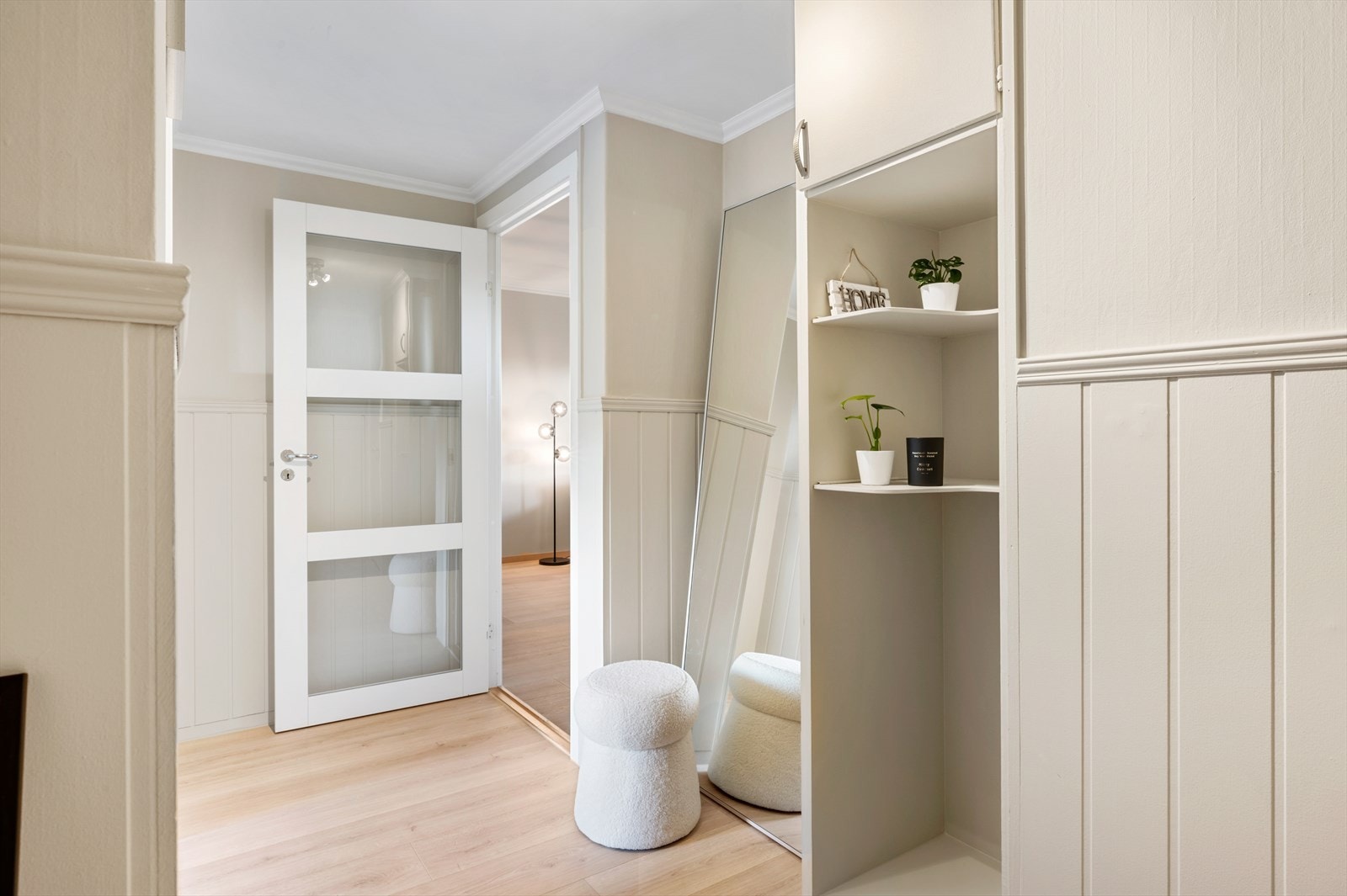 Det er godt med plass i gang til å henge fra seg yttertøy og sko. Galleribilde