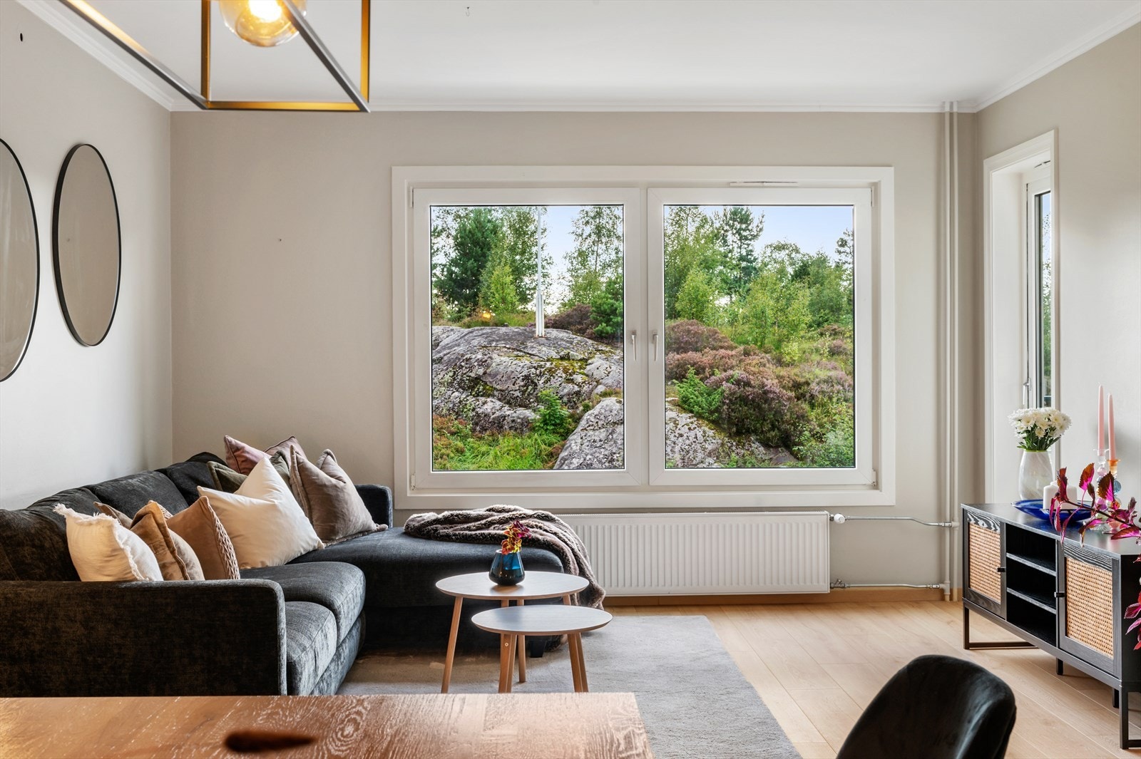 Det er god plass til en større sittegruppe i stuen. Galleribilde