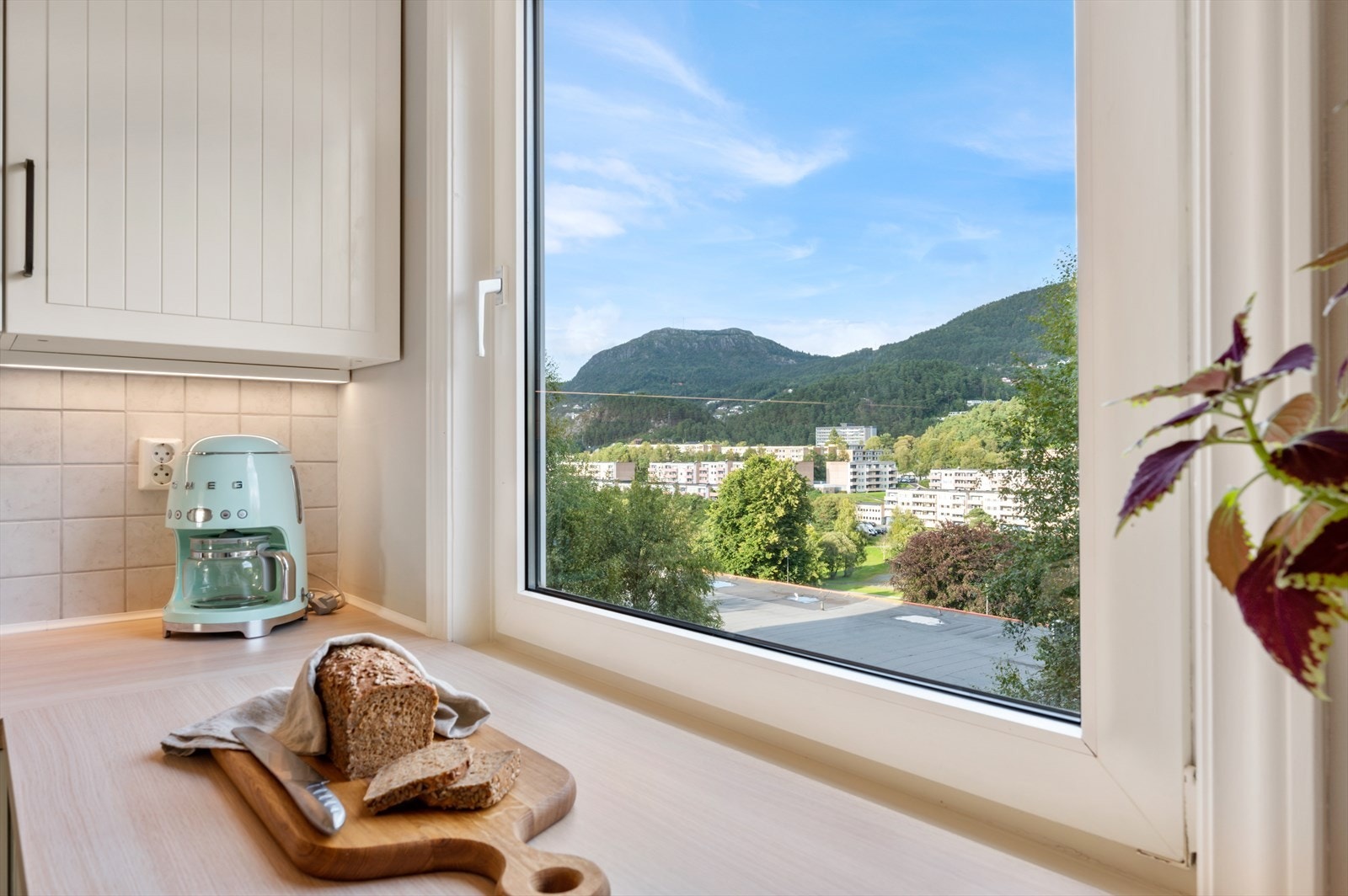 Vinduet på kjøkkenet tilfører mye naturlig lys og man har en flott utsikt man kan nyte mens kan kokkelerer! Galleribilde