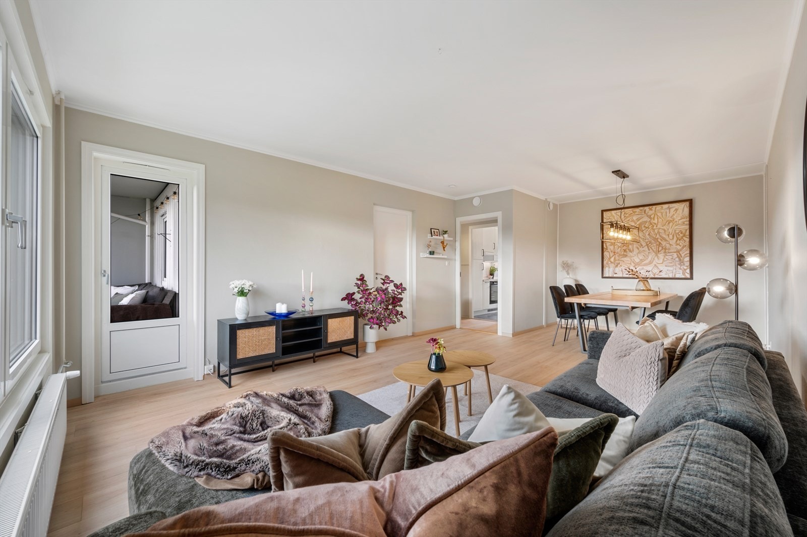 Det er enkelt å innrede stuen i forskjellige soner. Galleribilde