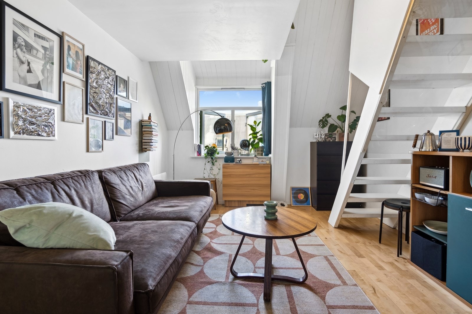 Oppholdsrom og kjøkken med trapp til sovealkove på loft - Hybel 3.etg. Galleribilde