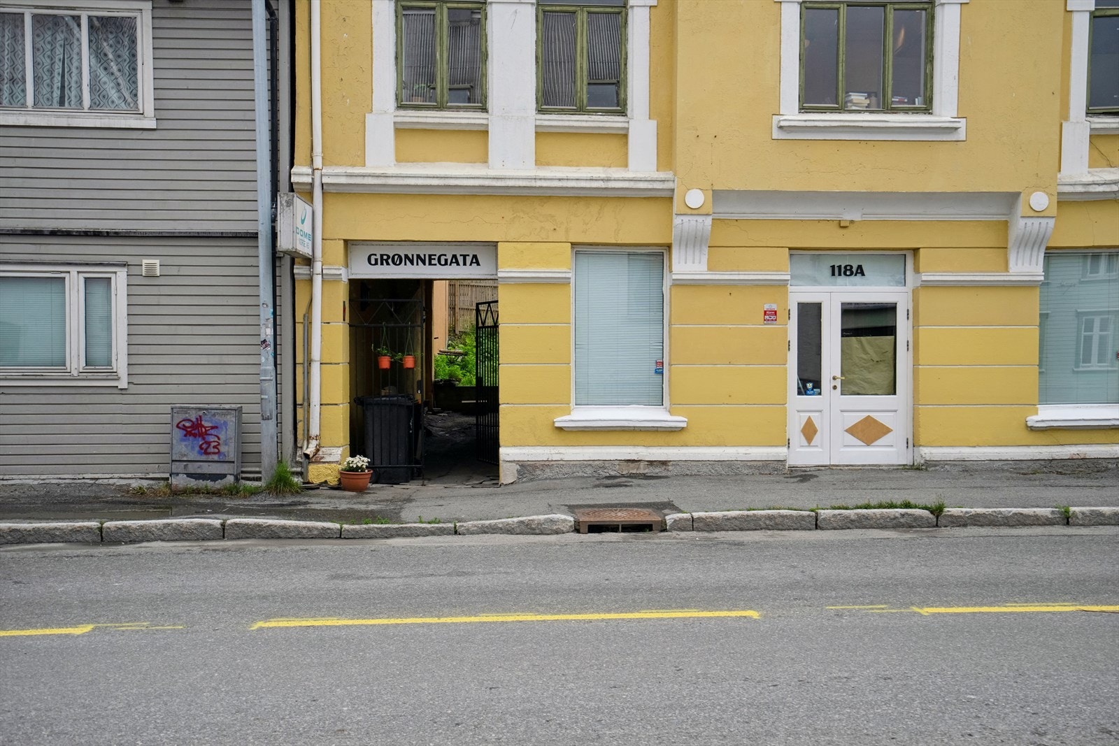 Stort forretningslokale med direkte adkomst fra gate/fortau. Overbygget portrom med adkomst via trapp til boenhetene i 2. og 3.etg. Galleribilde